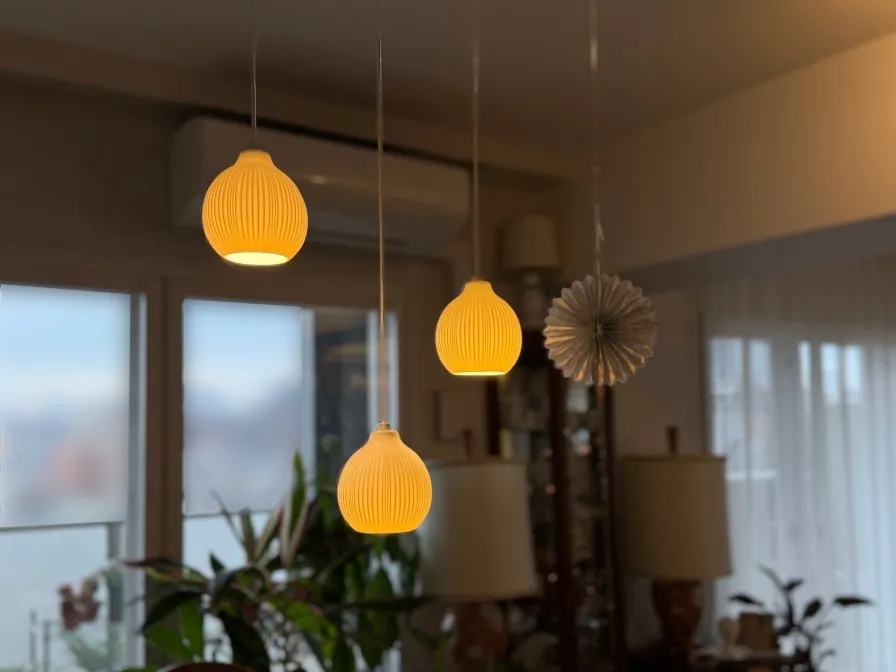 ダイニングテーブル上のライティングレールはテーブルのサイズや場所に合わせて取り付ける事ができてとても人気です