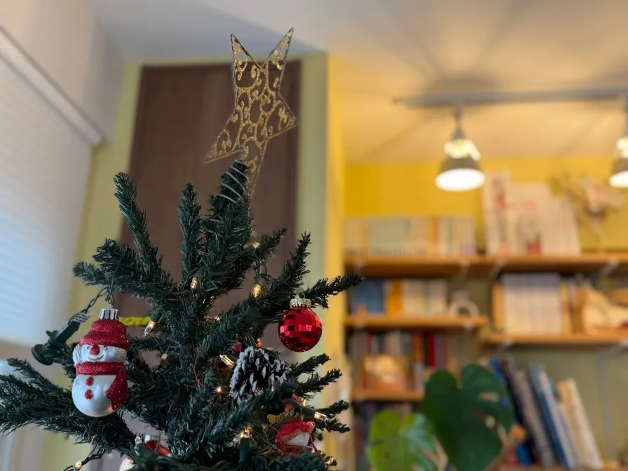 クリスマスの時期にインタビューさせていただいたので、リビングは温かなクリスマスムードに彩られていました