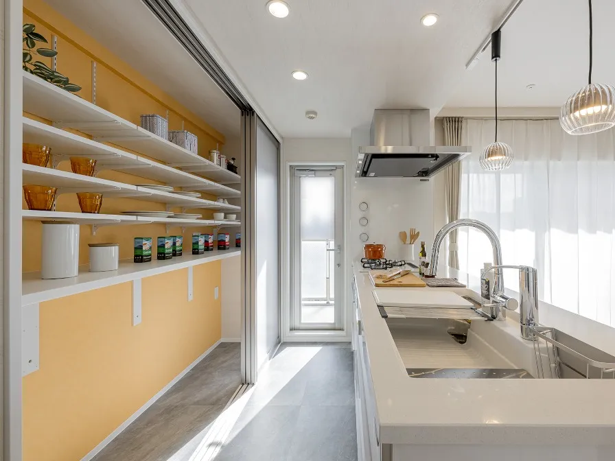 I型キッチンに変更し、背面には3枚引き違い戸の中にパントリーができました