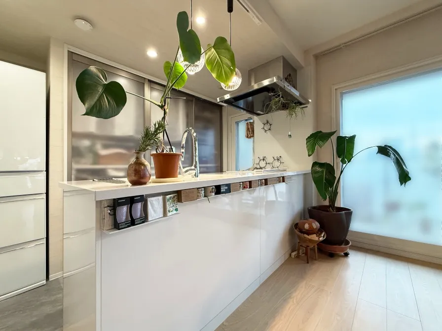 世界各国や地域の柄の入った小さなカップがタカラスタンダード「レミュー」のホーローパネルにズラリと並んでいました