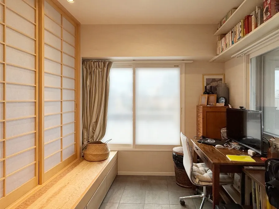 土間の開放感と、名栗加工の板材の温もりが心地よい在宅ワークスペースです。 障子傍らの腰掛け下には、空間をすっきり保つ引き出し収納を設けています