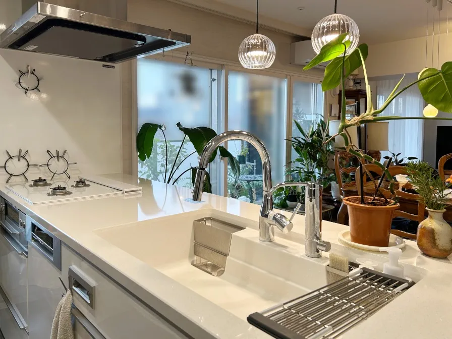 インタビューに伺った際のキッチンは単に料理する場所ではなく家族や植物と共に過ごす、「お家の中心となる心地よい居場所」になっていました