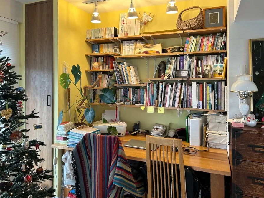 インタビュー時のワークスペースです。 壁紙がビビッドに効いていてとてもおしゃれな空間に。 お決めいただいたコンセントの位置もお手持ちの家具にぴったり合っています